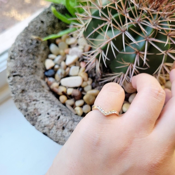 Classic Dainty Gold Rhinestone Arrow Ring Band, size 5 - Picture 8 of 8